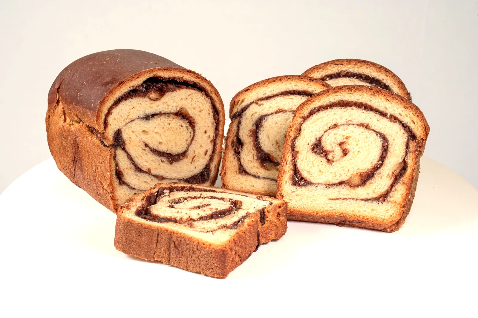 Cozonac cu nucă și cacao Luci Pol, neted deasupra, tăiat, cu spirală de nucă și cacao