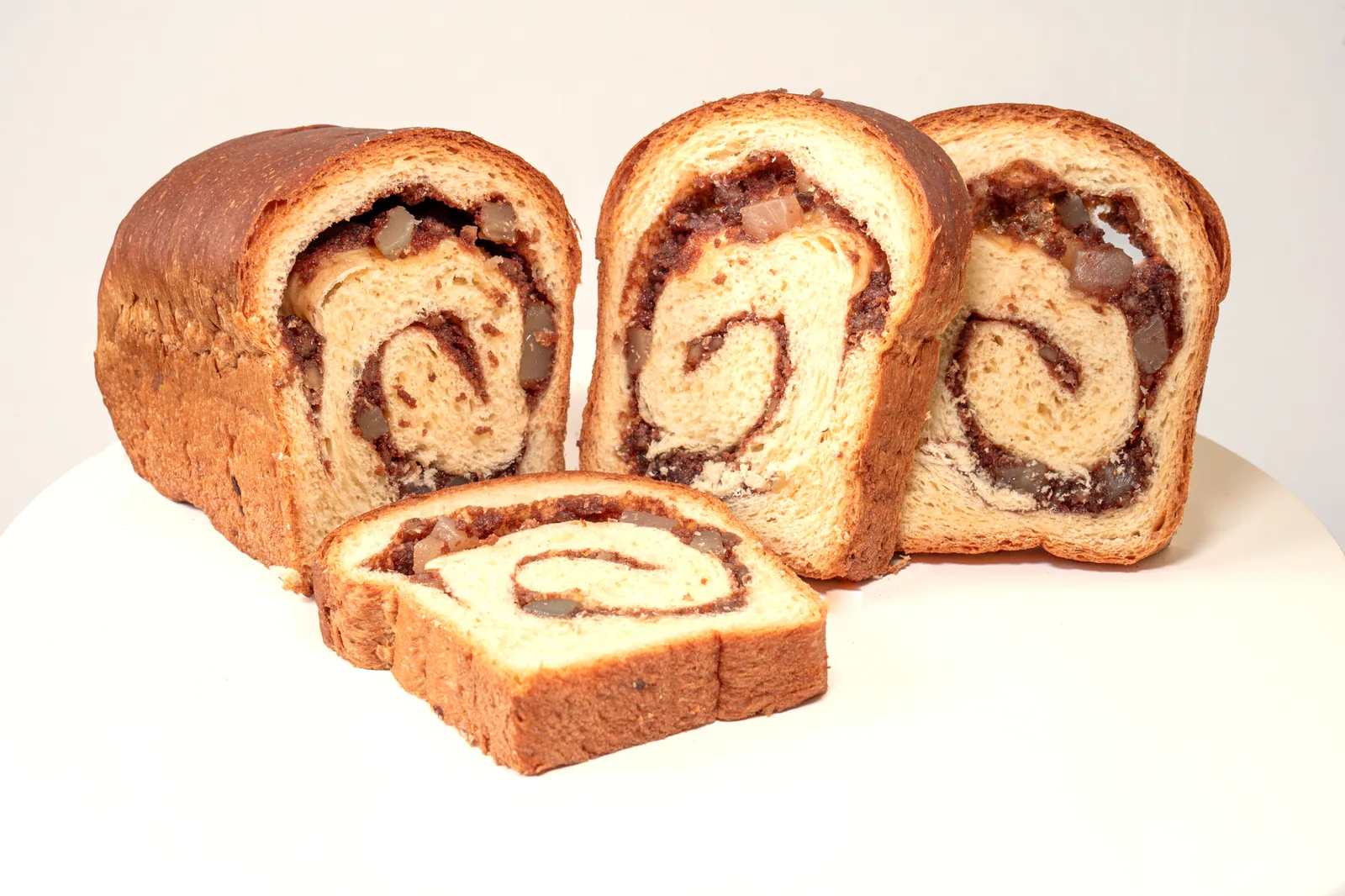 Cozonac Luci Pol cu nucă, cacao și rahat, tăiat felii, cu umplutura în spirală
