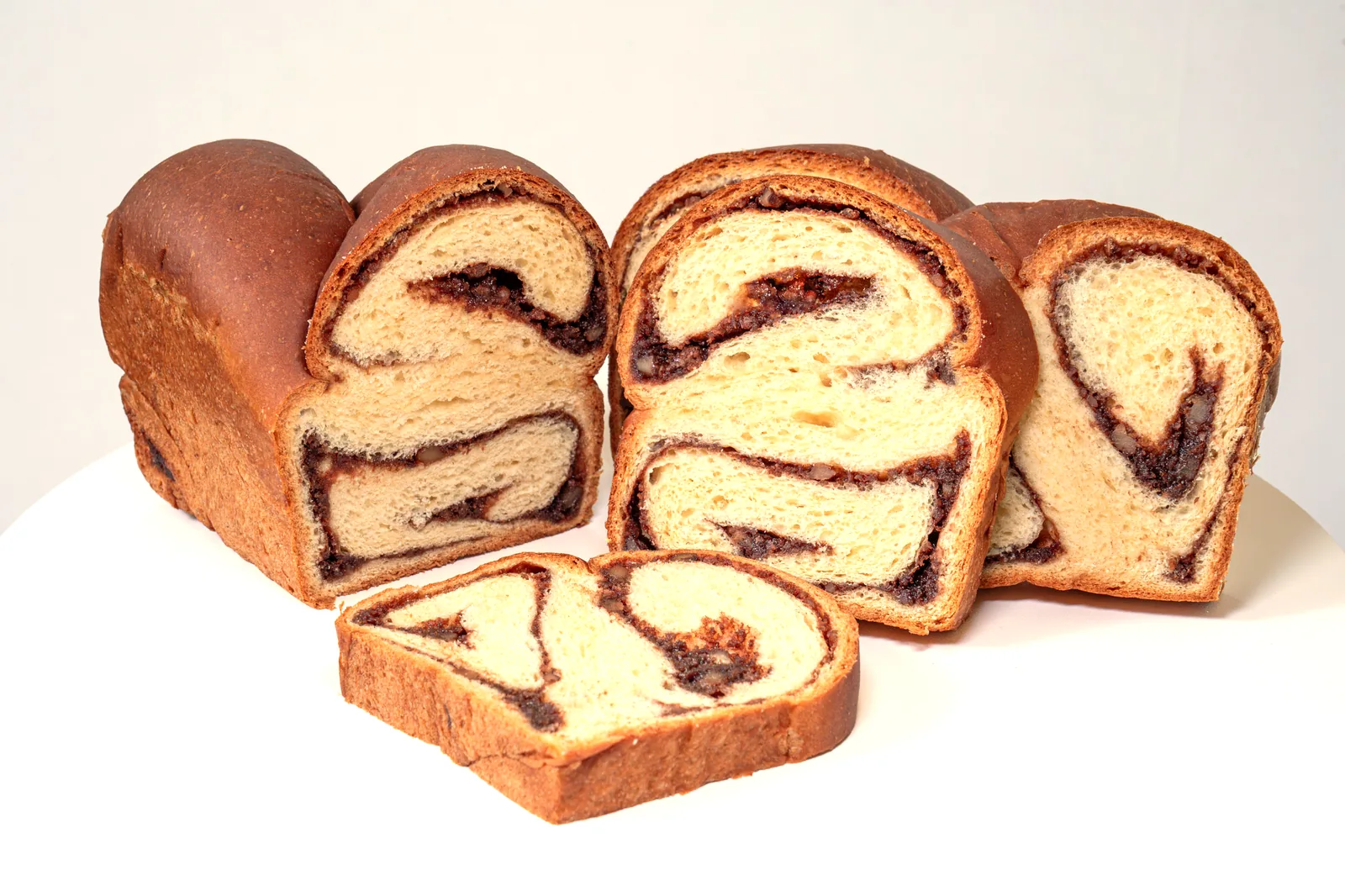 Cozonac de post Luci Pol, împletit, tăiat, cu umplutură de nucă și cacao
